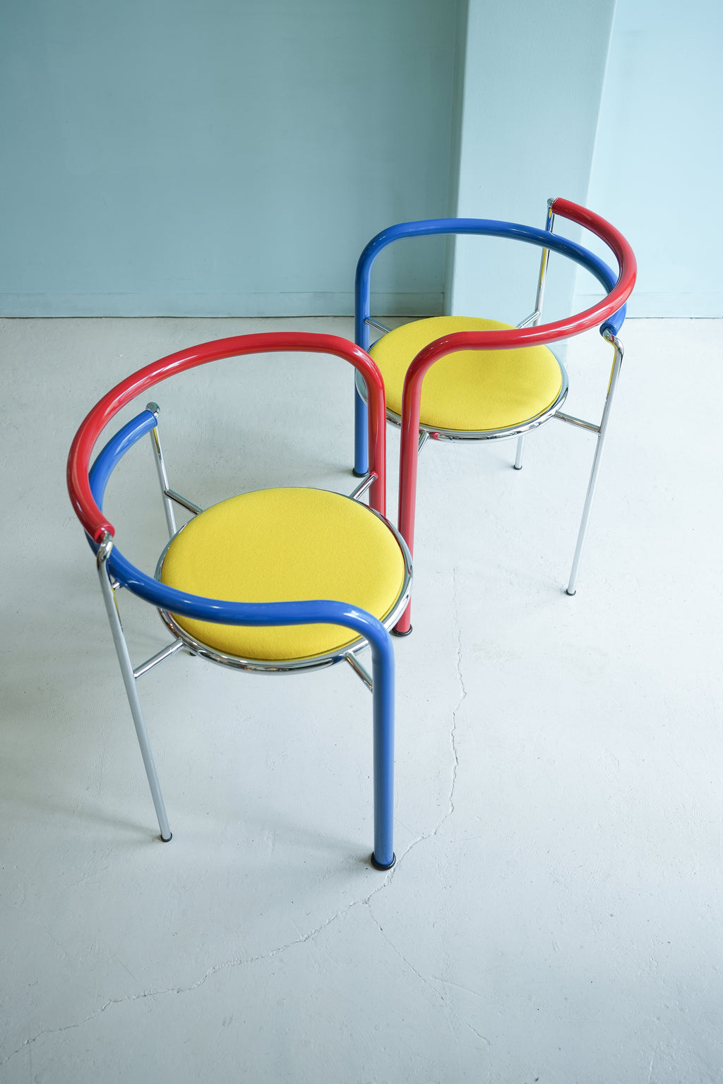 青と黄色と赤のアームチェア デンマークヴィンテージ ダークホース アームチェア 北欧家具/Dark