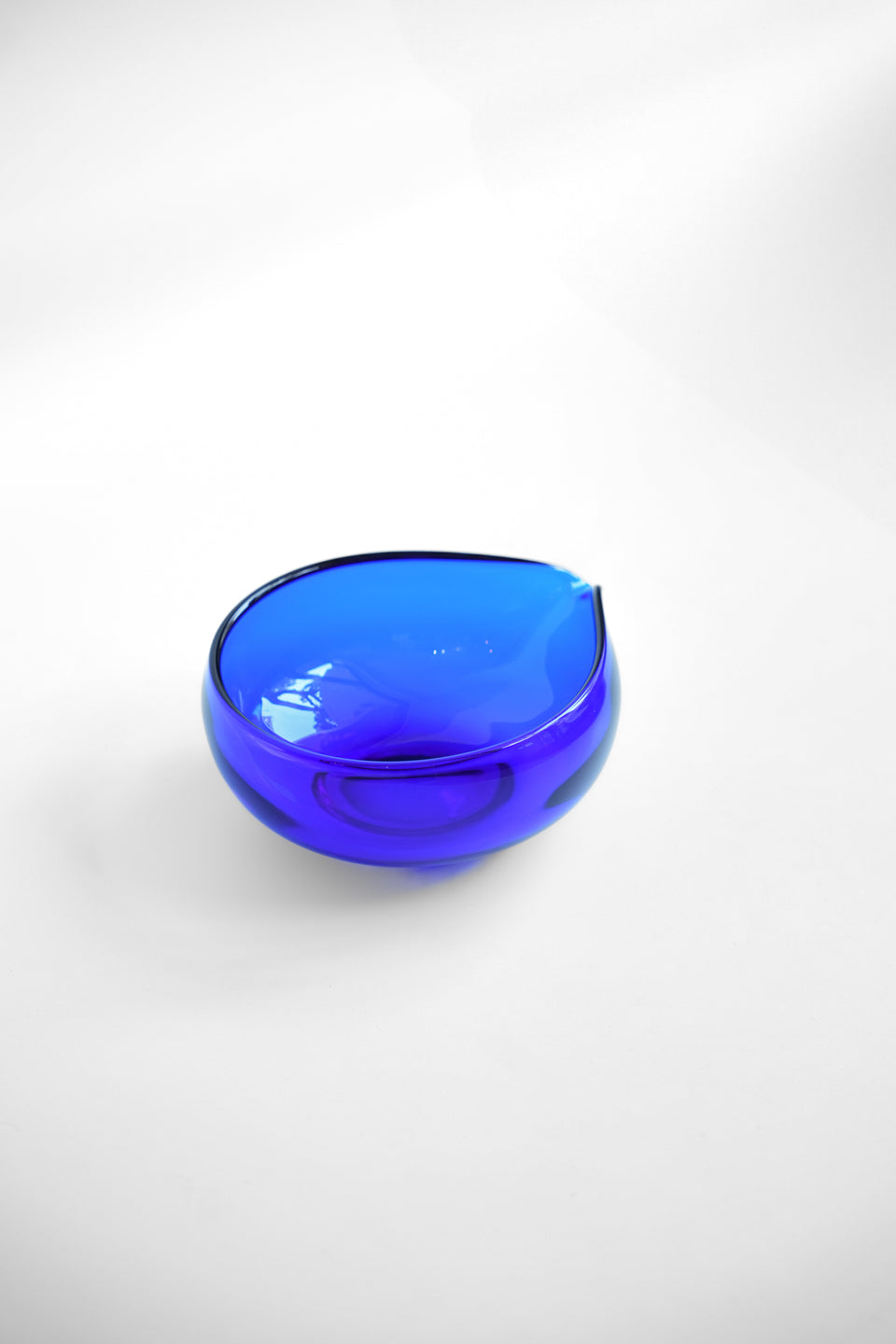 Kawakami Kyoichiro Bright Blue Glass Bowl/河上恭一郎 瑠璃片口鉢 ガラス工芸