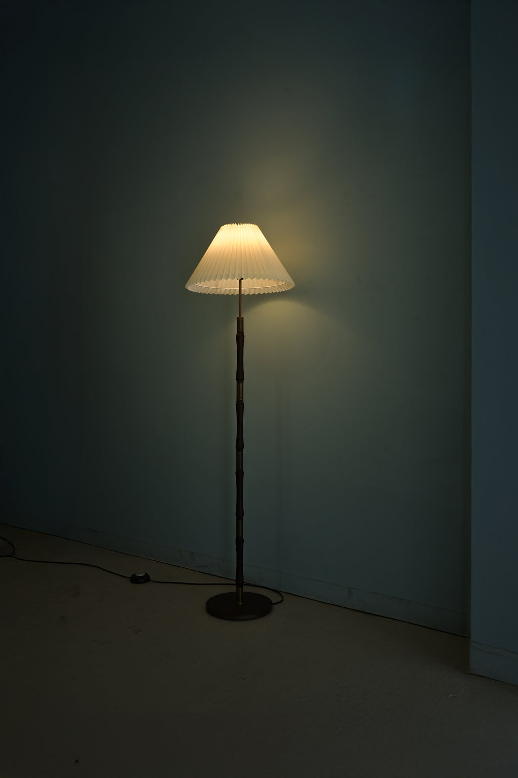 コレクションが飾れる　籐　ライト　フロアスタンド　検　北欧好きに　ヴィンテージ デンマークヴィンテージ フロアスタンドライト ローズウッド材