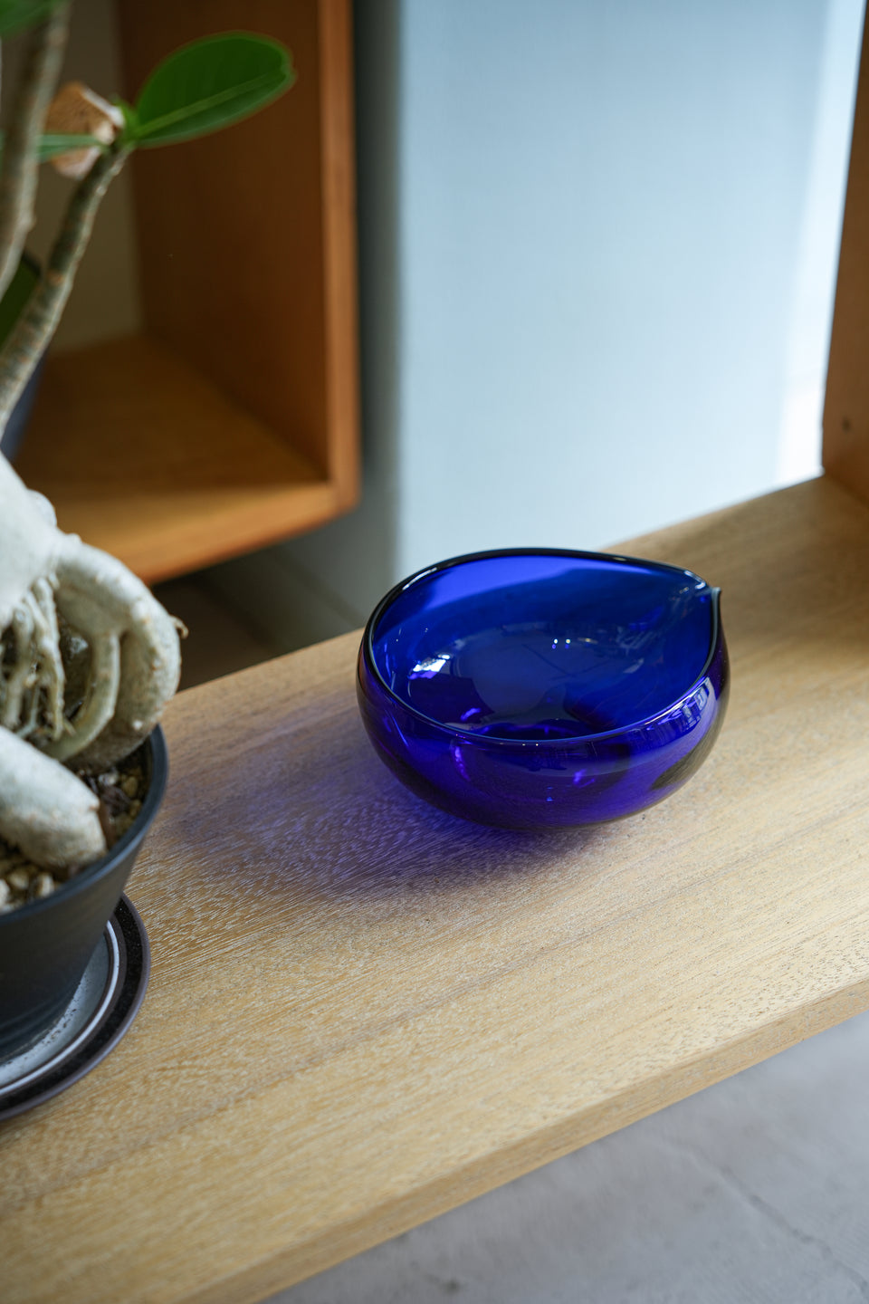 Kawakami Kyoichiro Bright Blue Glass Bowl/河上恭一郎 瑠璃片口鉢 ガラス工芸