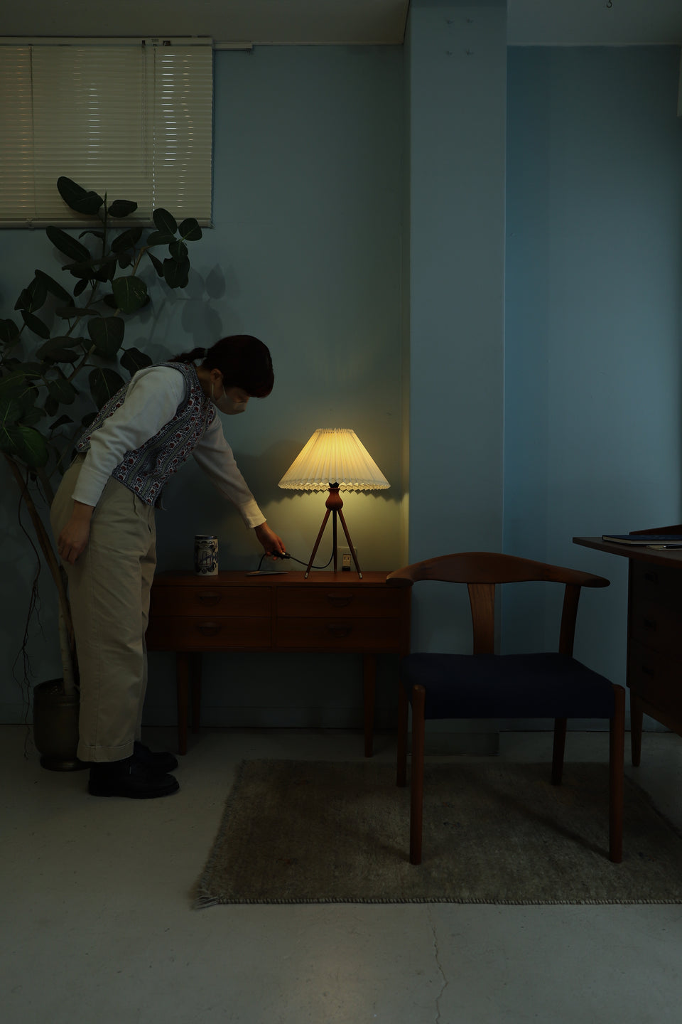 Danish Vintage Tripod Table Lamp Teakwood/デンマークヴィンテージ テーブルランプ チーク材 間接照明 北欧インテリア