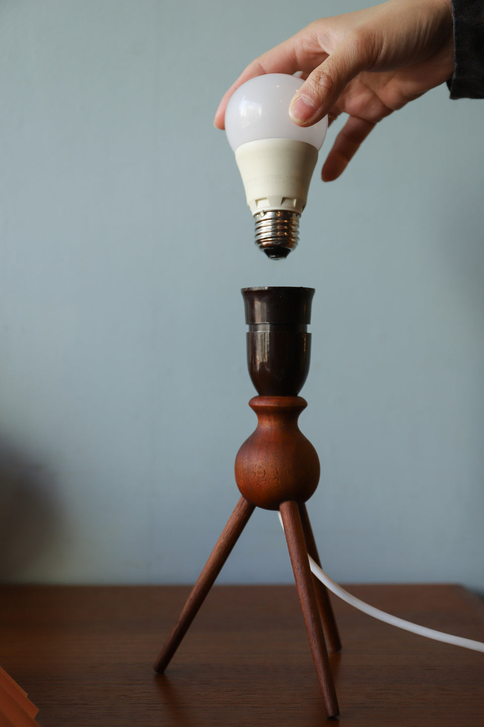 Danish Vintage Teakwood Tripod Table Lamp/デンマークヴィンテージ テーブルランプ チーク材 3本脚 照明 インテリア 北欧モダン