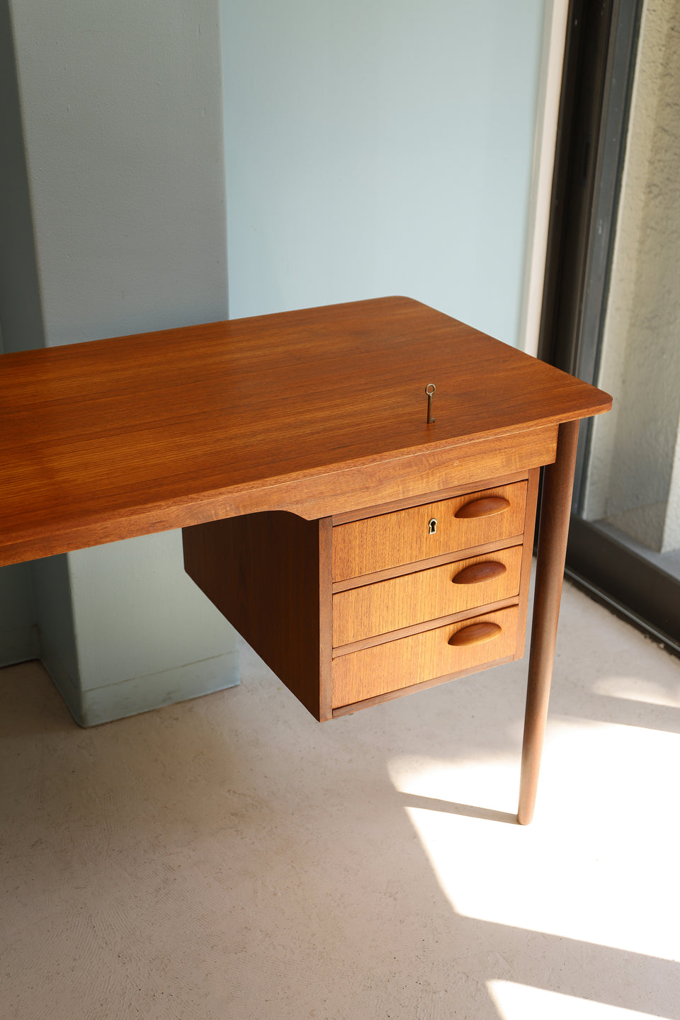 Danish Vintage Single Pedestal Desk/デンマークヴィンテージ デスク 片袖 机 チーク材 北欧家具