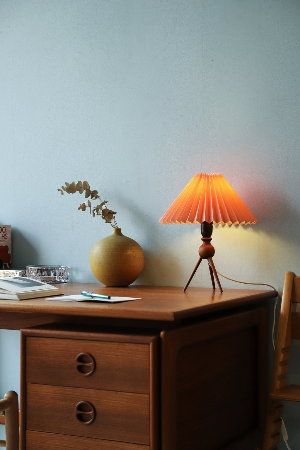 デンマークヴィンテージ テーブルランプ チーク材 3本脚 照明 インテリア 北欧モダン/Danish Vintage Teakwood Tripod  Table Lamp – FURUICHI/古一