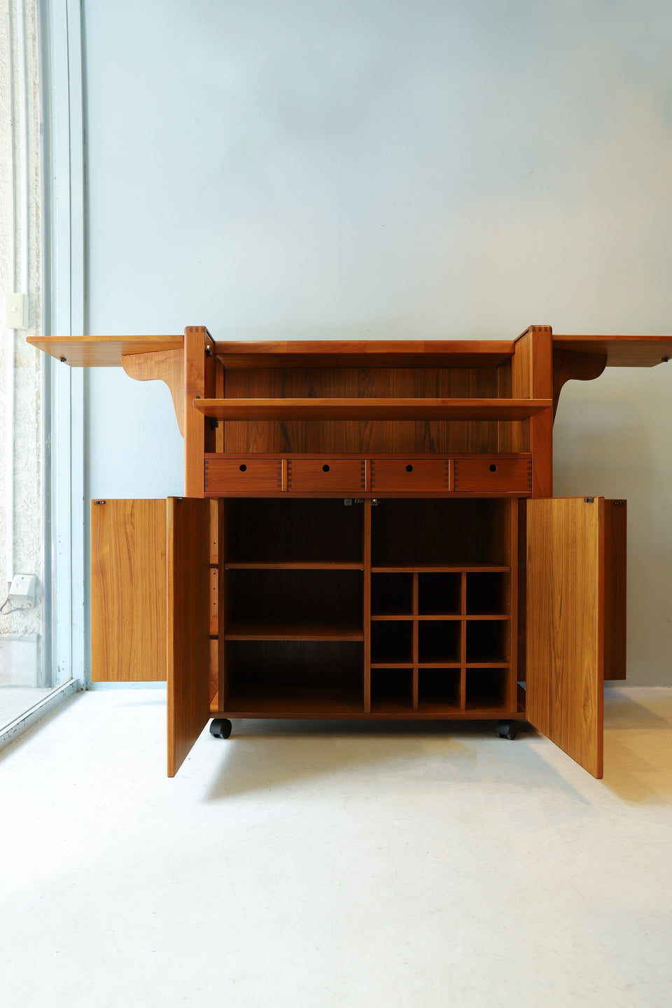 D-Scan Drink Cabinet Teakwood/D-スキャン ドリンクキャビネット 北欧デザイン チーク材