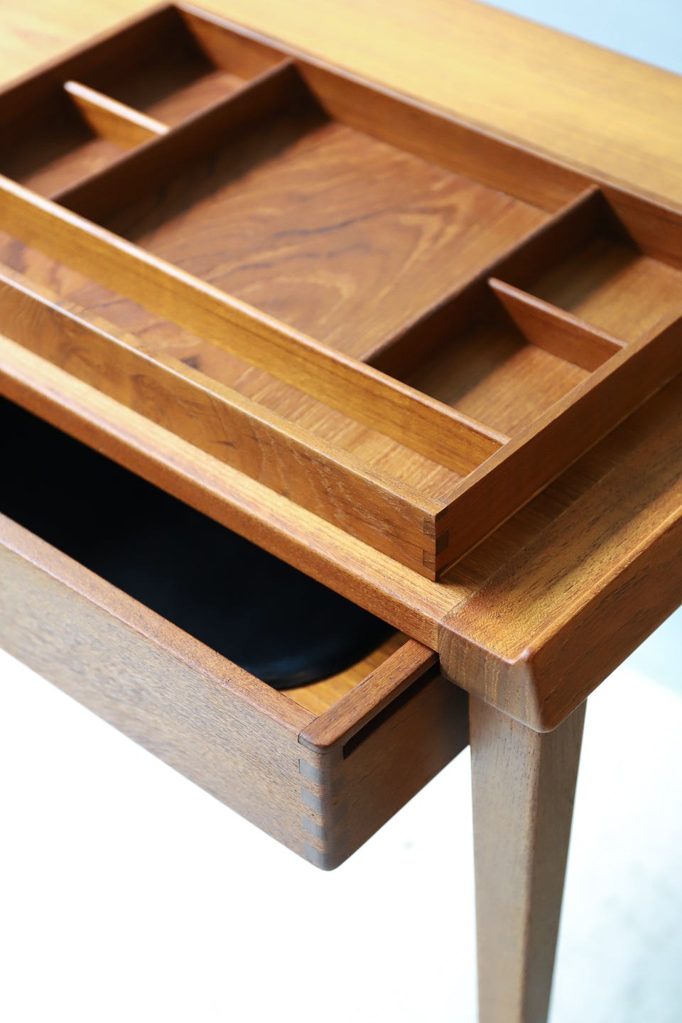 Danish Vintage Sewing Side Table/デンマークヴィンテージ ソーイングテーブル チーク材 モダンデザイン 北欧家具