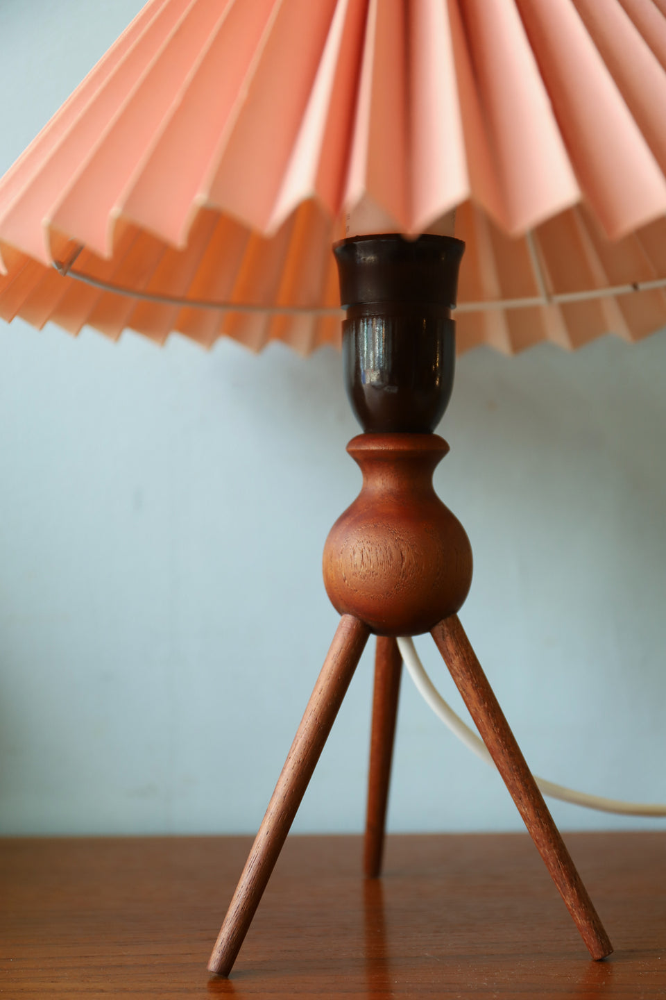 Danish Vintage Teakwood Tripod Table Lamp/デンマークヴィンテージ テーブルランプ チーク材 3本脚 照明 インテリア 北欧モダン