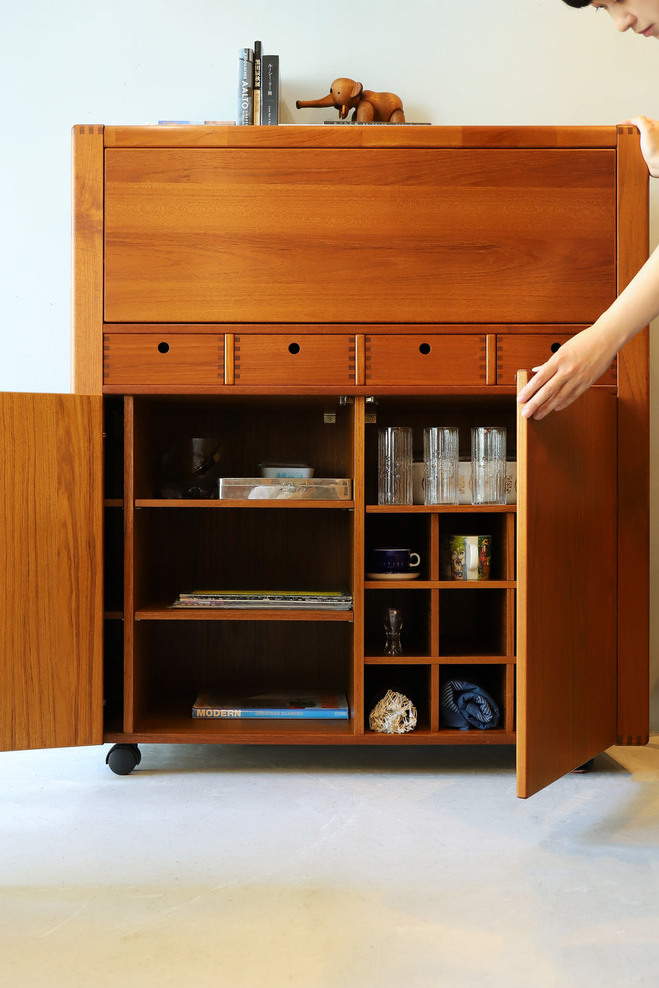 D-Scan Drink Cabinet Teakwood/D-スキャン ドリンクキャビネット 北欧デザイン チーク材