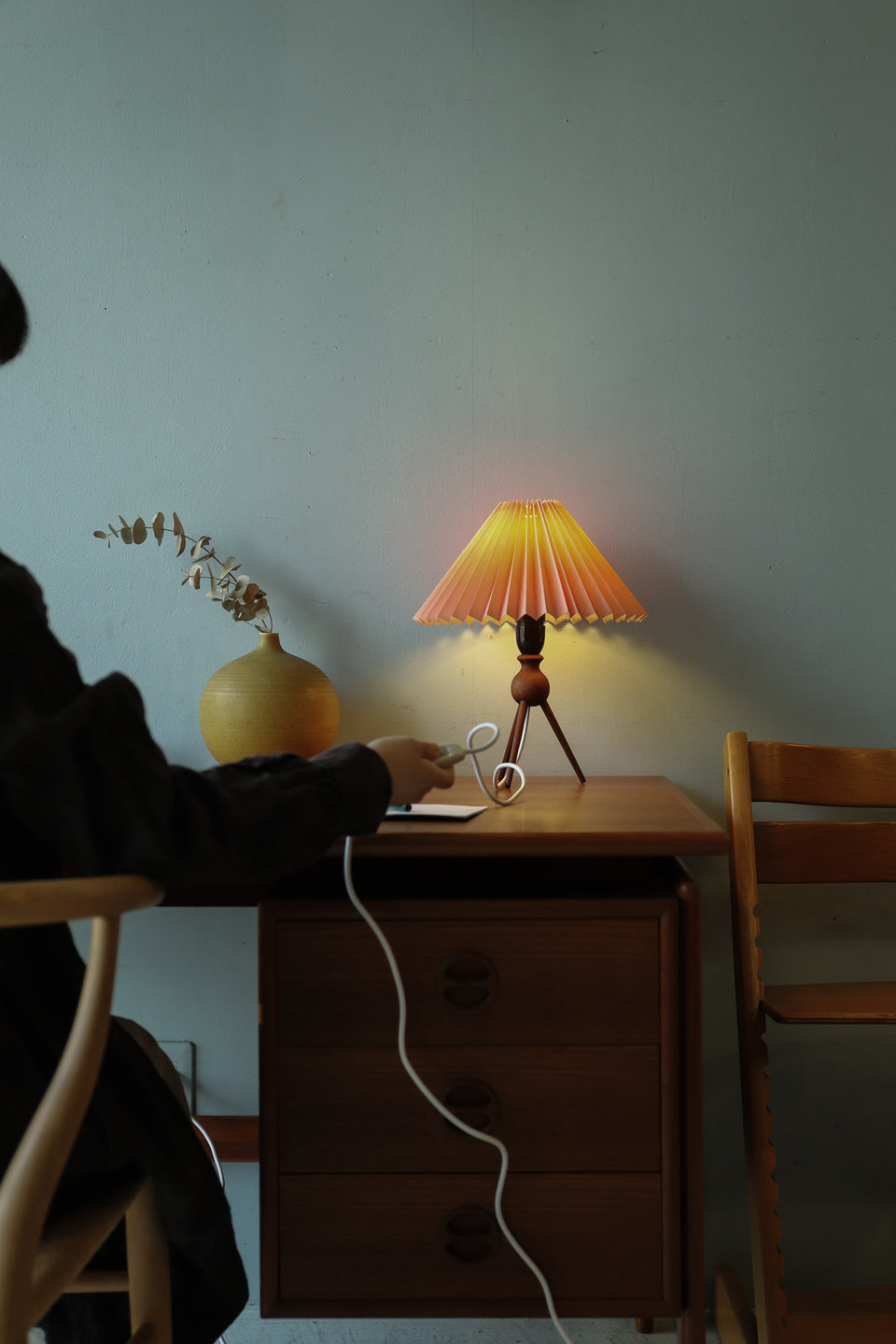 Danish Vintage Teakwood Tripod Table Lamp/デンマークヴィンテージ テーブルランプ チーク材 3本脚 照明 インテリア 北欧モダン