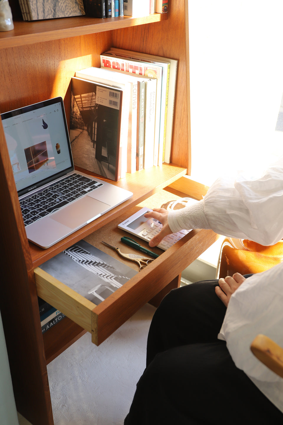 Danish Vintage Teakwood Slim Bookcase Dresser/デンマークヴィンテージ ブックケース 本棚 ドレッサー ミラー チーク材 収納 北欧家具