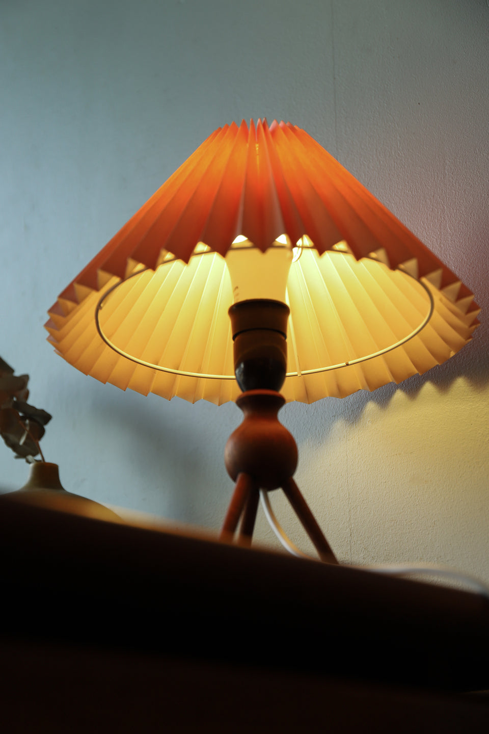 Danish Vintage Teakwood Tripod Table Lamp/デンマークヴィンテージ テーブルランプ チーク材 3本脚 照明 インテリア 北欧モダン