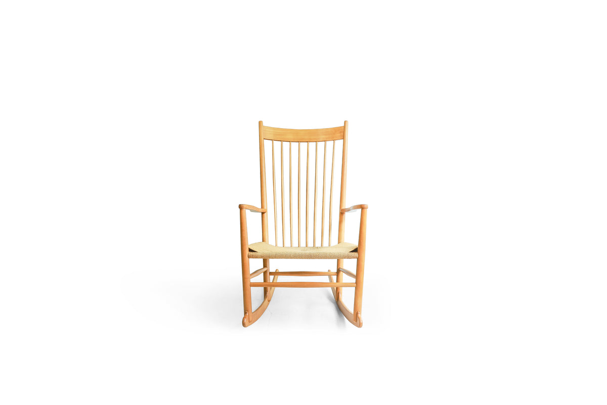 Hans J Wegner J16 ロッキングチェア J16 Rocking Chair by Hans Wegner produced by Fredericia | hive