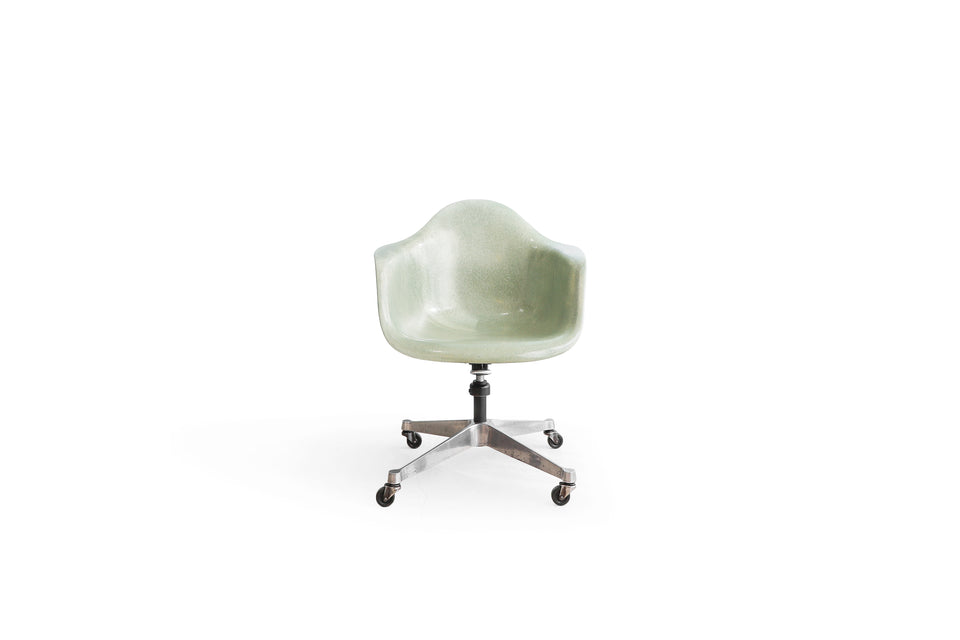 ハーマンミラー イームズ アームシェルチェア コントラクトキャスターベース ヴィンテージ FRP/Vintage Herman Miller  EAMES Arm Shell Chair with Contract Caster Base – FURUICHI/古一