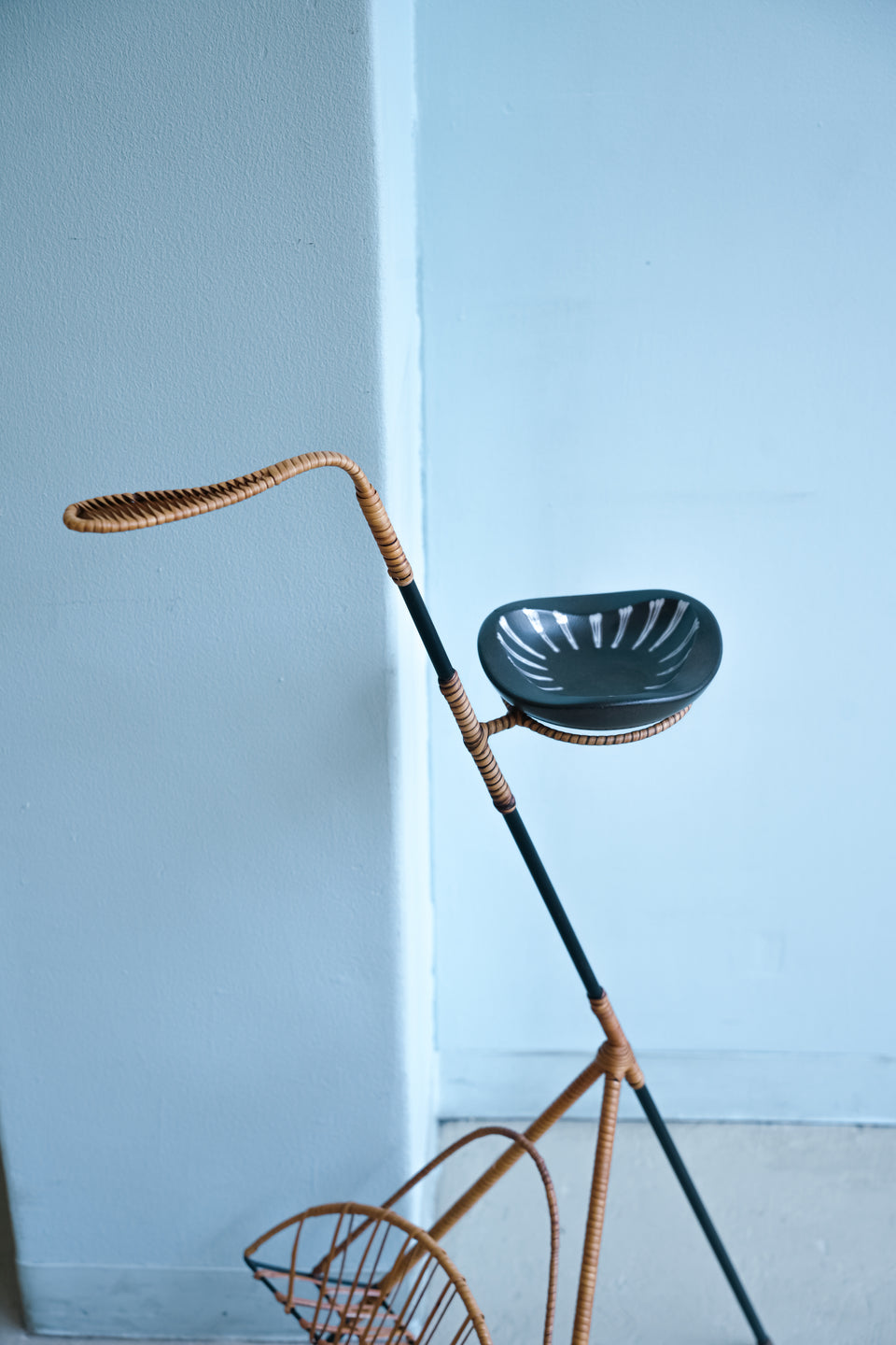 Danish Vintage Magazine Rack with Tray/デンマークヴィンテージ マガジンラック トレイ付き
