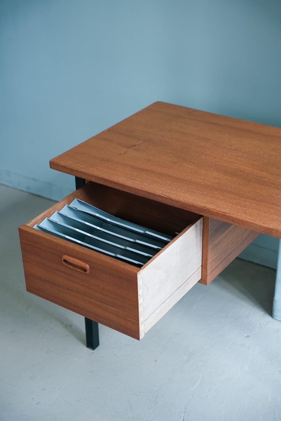 Scandinavian Vintage Teak Iron Desk/北欧ヴィンテージ 片袖デスク チーク材
