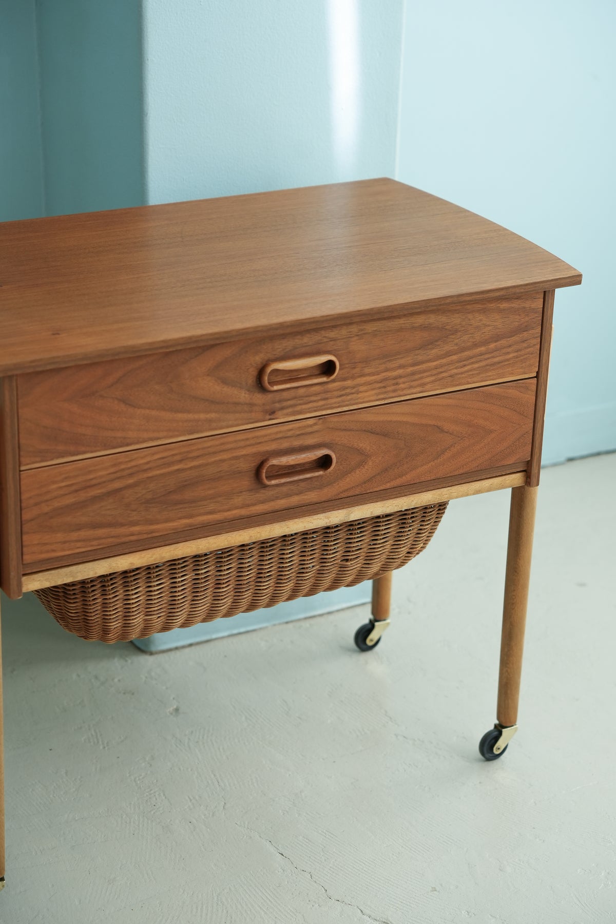 2Sewing_Wagon_Side_Table_Danis