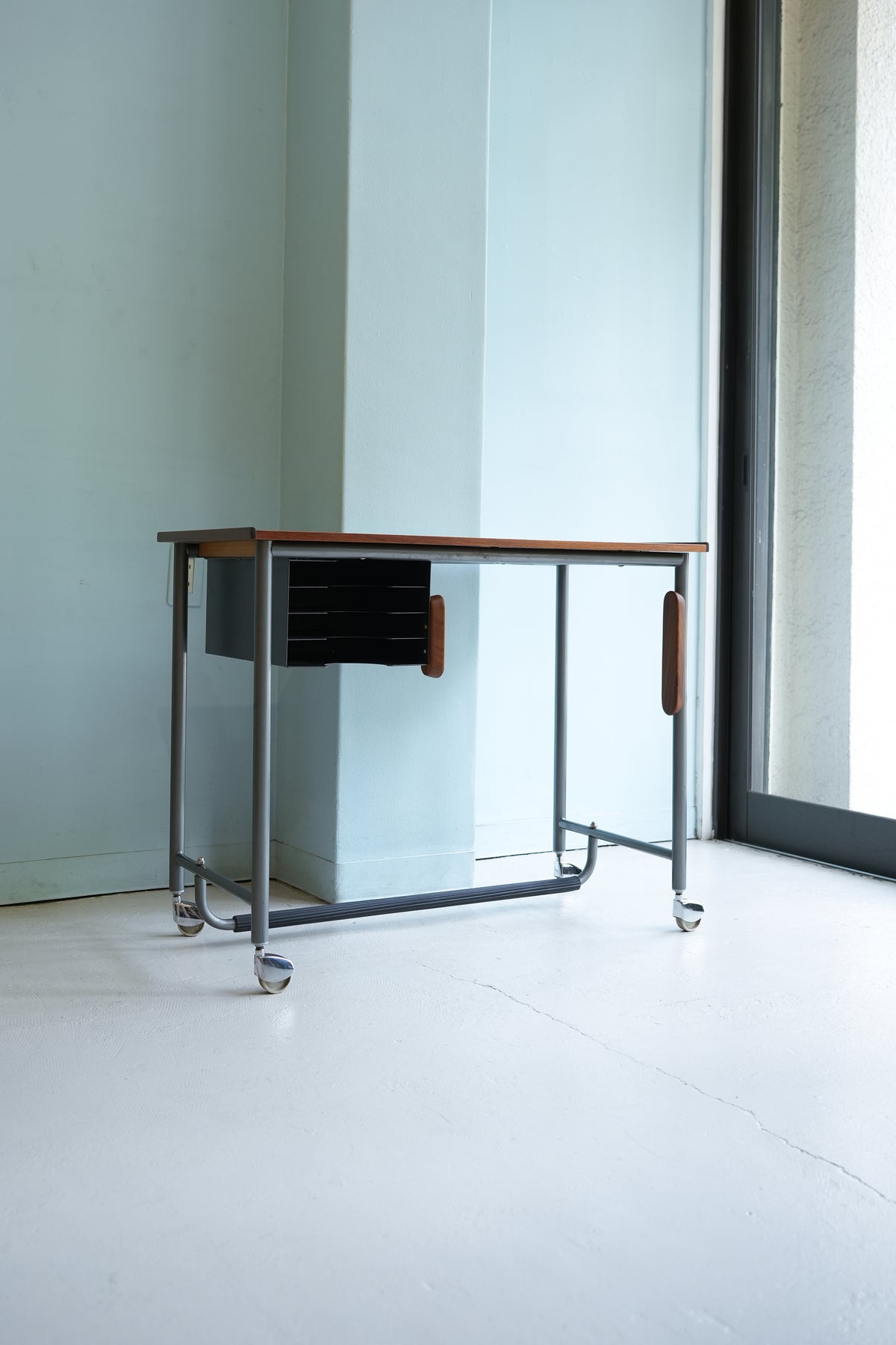 デンマーク　北欧　ヴィンテージ　キャスター付きデスク 3Danish_Vintage_Small_Desk_wit