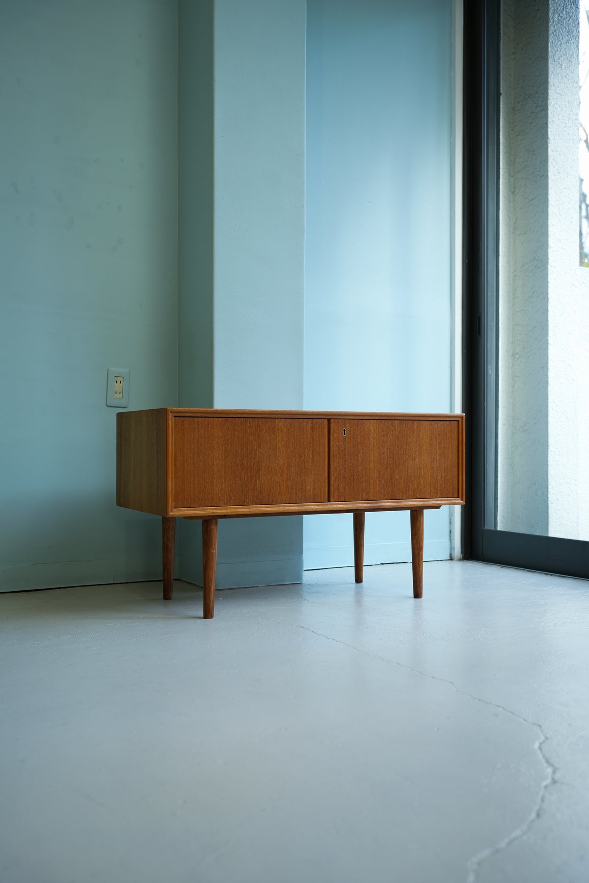 3Swedish_Vintage_Low_Board_Cab