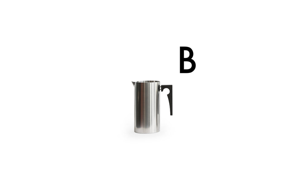 B: Small stelton cylinda-line Jug with Icelip Arne Jacobsen