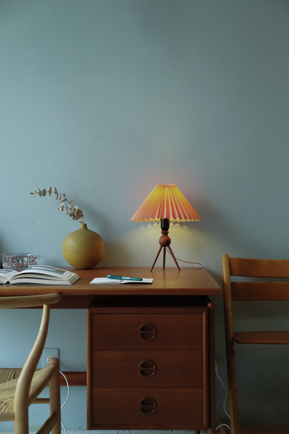 Danish Vintage Teakwood Tripod Table Lamp/デンマークヴィンテージ テーブルランプ チーク材 3本脚 照明 インテリア 北欧モダン